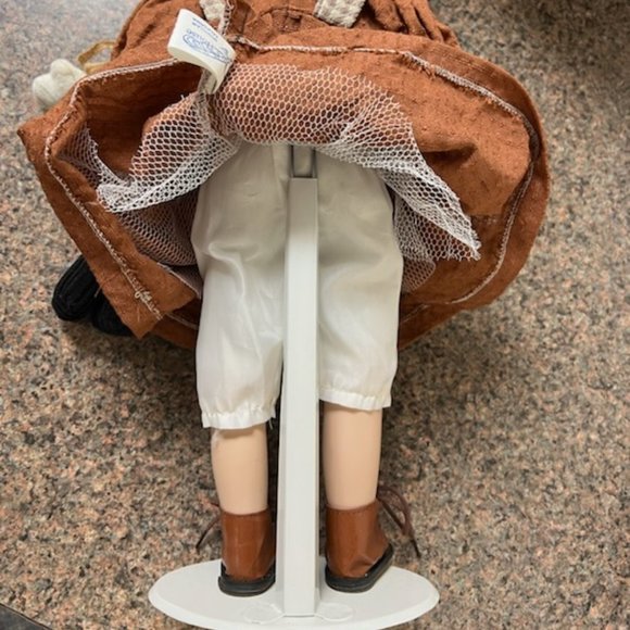 Porcelain doll holding a baby doll - Picture 7 of 11